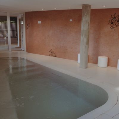 PISCINA ESTILO JACUZZI CUBIERTA